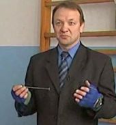 Николай Сотский показывает как согнуть гвоздь толщиной 6 мм